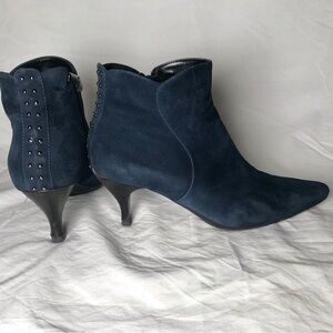 AQUATALIA BLUE SUEDE BOOTS WITH STUD DETAIL AND KITTEN HEEL SIZE 9.5